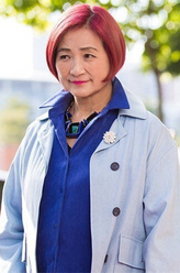 奶奶（郑佩佩饰演）