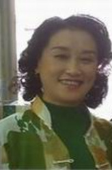 郭台之母（胡可瑜饰演）