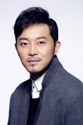 周三强（沙溢饰演）