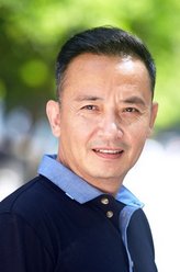 到满（侯长荣饰演）