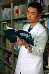 赵新（巩峥饰演）