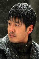 何建国（郭晓东饰演）