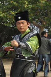 王朝（王仪伟饰演）