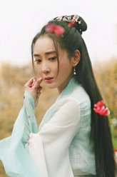 春三十娘（杜若溪饰演）