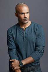 德瑞克·莫根（谢默·摩尔饰演）