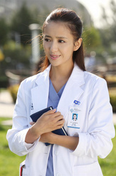 何晶（佟丽娅饰演）