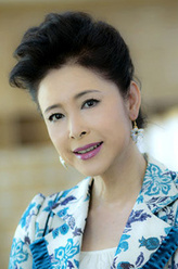 谢义妻（李小燕饰演）