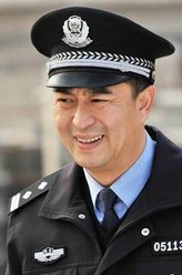 范党育（张嘉译饰演）