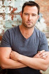 Damien Scott（苏利文·斯坦普莱顿饰演）