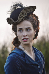 Elizabeth Chynoweth（海达·里德饰演）