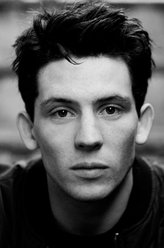 Lawrence Durrell（乔什·奥康纳饰演）