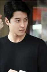 金信（李东健饰演）