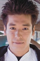 土方俊治（佐藤隆太饰演）