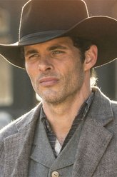 Teddy Flood（詹姆斯·麦斯登饰演）