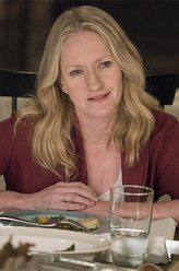 艾比·多诺万（葆拉·马尔科姆森饰演）