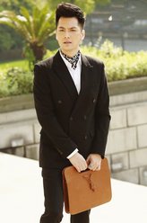 周童（张译文饰演）