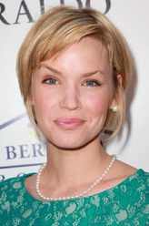 Mary Newhouse（艾什丽·斯科特饰演）