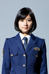 三岛祐里（芳根京子饰演）