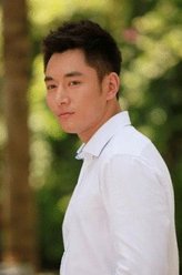 管桐（李东学饰演）