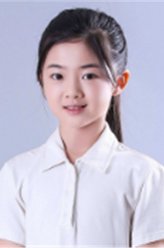 少年梁舒（何思甜饰演）