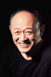 酒吧老板（金士杰饰演）