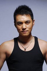 汪岩（万弘杰饰演）