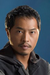 Dr. Topher Zia（肯·梁饰演）