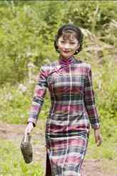 张岚（葛玟希饰演）