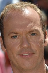 James Angleton（迈克尔·基顿饰演）
