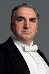 John Bates（布兰登·柯伊尔饰演）