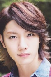 粟屋麦（樱田通饰演）