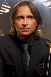 戈登（罗伯特·卡莱尔饰演）