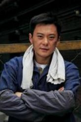 李修轮（王斑饰演）