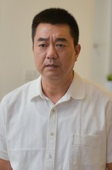 沈越（董勇饰演）