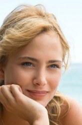 Chloe Tousignant（诺拉·阿娜泽德尔饰演）