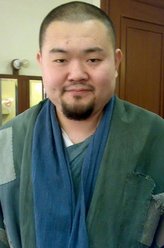 崔鸣（班赞饰演）