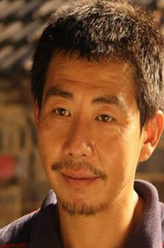 张村长（姚扩饰演）
