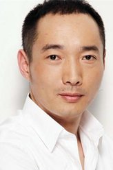 朱长青（李易祥饰演）