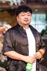 祖南头（洪剑涛饰演）