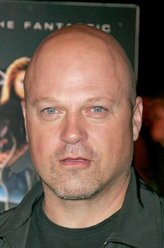 维克·麦基（迈克尔·切克利斯饰演）