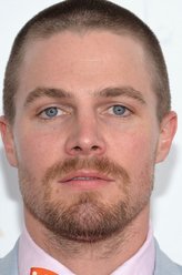 Oliver Queen（斯蒂芬·阿梅尔饰演）