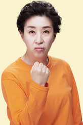 赵石母亲（金美京饰演）