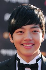 李暄(少年)（吕珍九饰演）