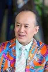 周彼得（郭达饰演）