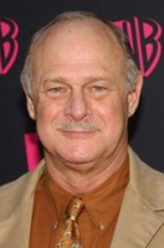 Dr. Nathan Katowski（杰拉尔德·麦克雷尼饰演）