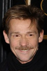 丹尼斯·克里斯托弗（丹尼斯·克里斯托弗饰演）