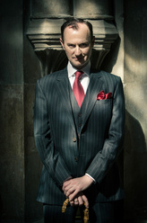 麦考夫·福尔摩斯（马克·加蒂斯饰演）