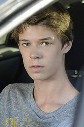 Joe McAlister（科林·福特饰演）