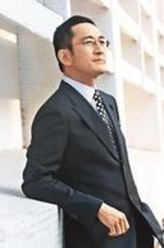 姚子伦（吴启华饰演）