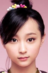 裘球（文雨非饰演）
